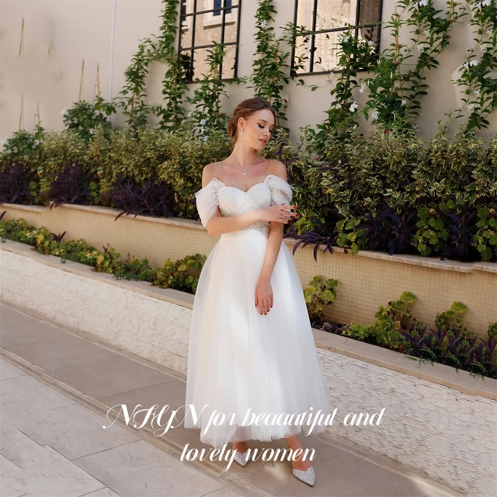 ชุดราตรีสีขาว NFYN แบบเปิดไหล่ ความยาวระดับชา พร้อมผ้าทูลล์คลุมและประดับลูกปัด สำหรับงานแต่งงาน สามารถสั่งตัดได้