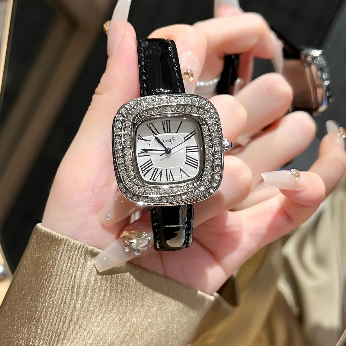 Classic Creative Design Watch Women Gold Womens Watches Bling Diamonds Elegant Exquisite Compact Quartz Ladies AAA Wristwatch