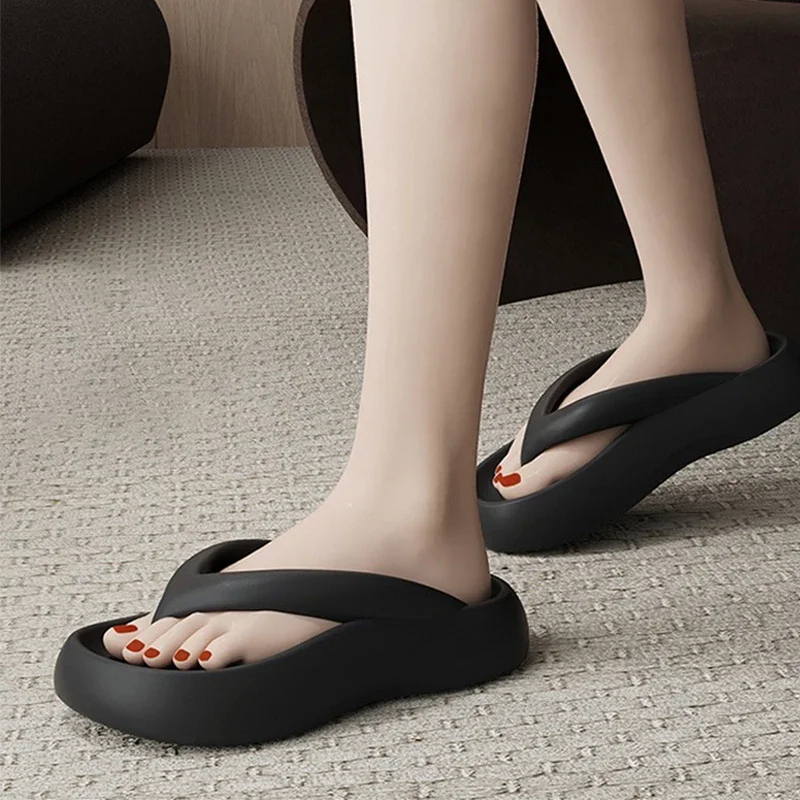 

Летние шлепанцы на толстой подошве и увеличенной высоты. Новые пляжные женские прогулочные тапочки 2025 года.