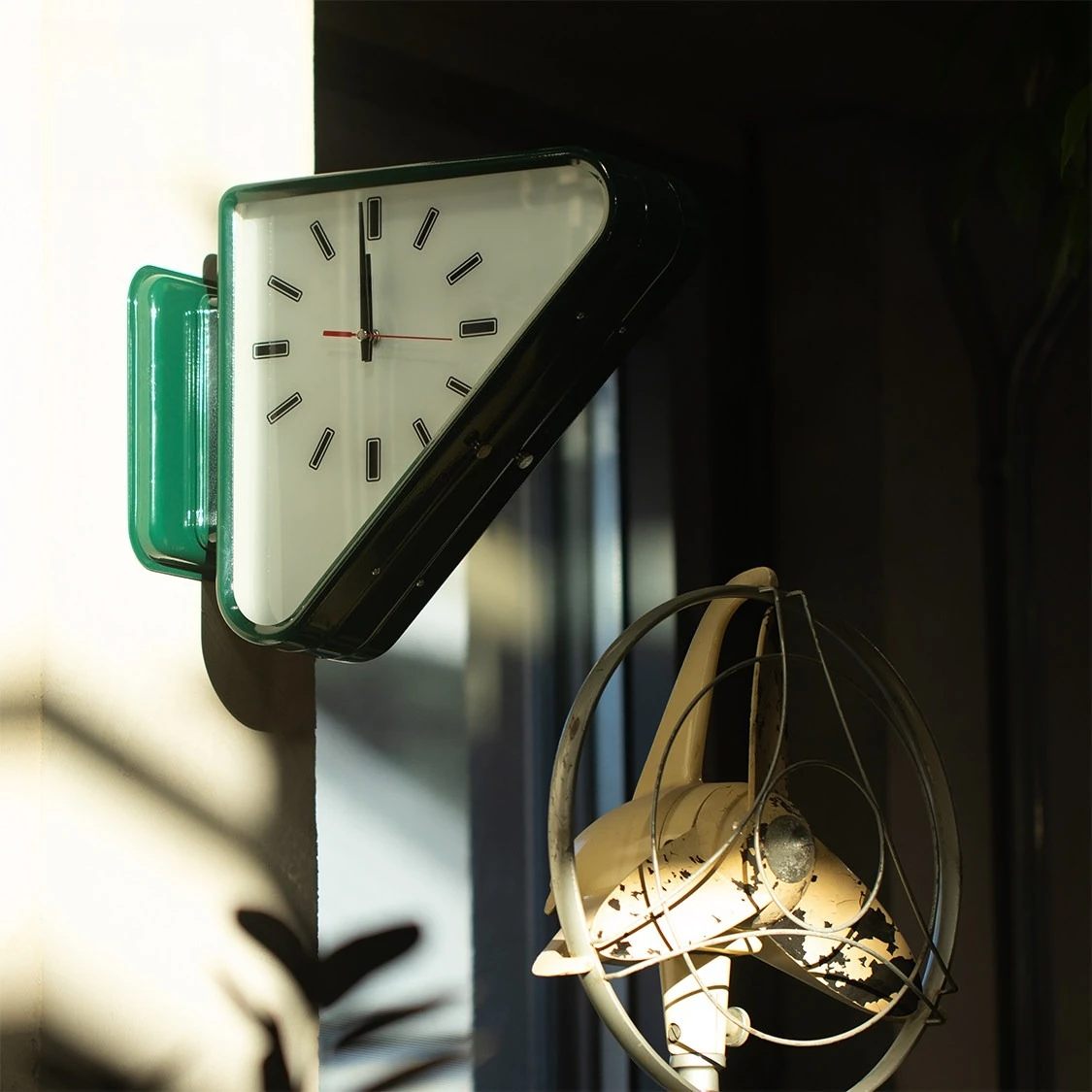 Minimalism Two-sided Triangle Wall Clock Silent Mechanism Modern Decor Clock For Living Room Interior Decoration