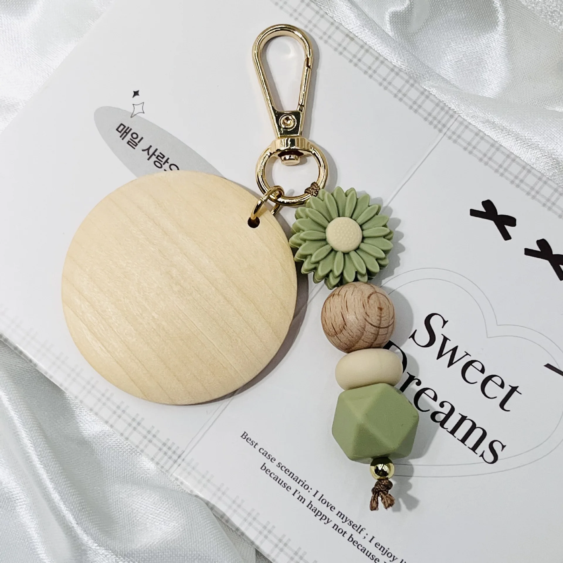 DIY Gänseblümchen Silikon-Perlen Schlüsselanhänger Handgefertigter Holzperlen Schlüsselring Anhänger Kreatives Personalisiertes Namens-Schlüsselanhänger Geschenk – Detail 11