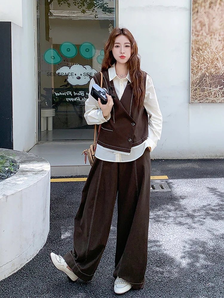 

Стильный женский комплект из трех предметов кофейного цвета: жилет, рубашка и брюки с широкими штанинами. Идеально подходит для весны и осени.