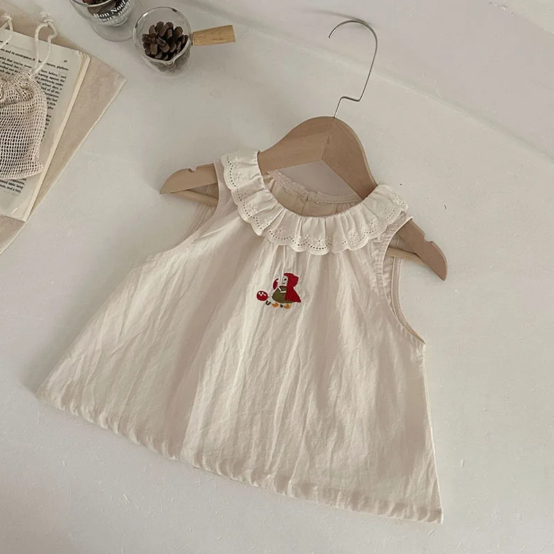 2026 Sommer Baby T-Shirt 6M-24M Locker sitzende koreanische Kleinkindkleidung Süße Stickerei Ärmelloses T-Shirt für Kleinkinder Mädchen + Rote Shorts