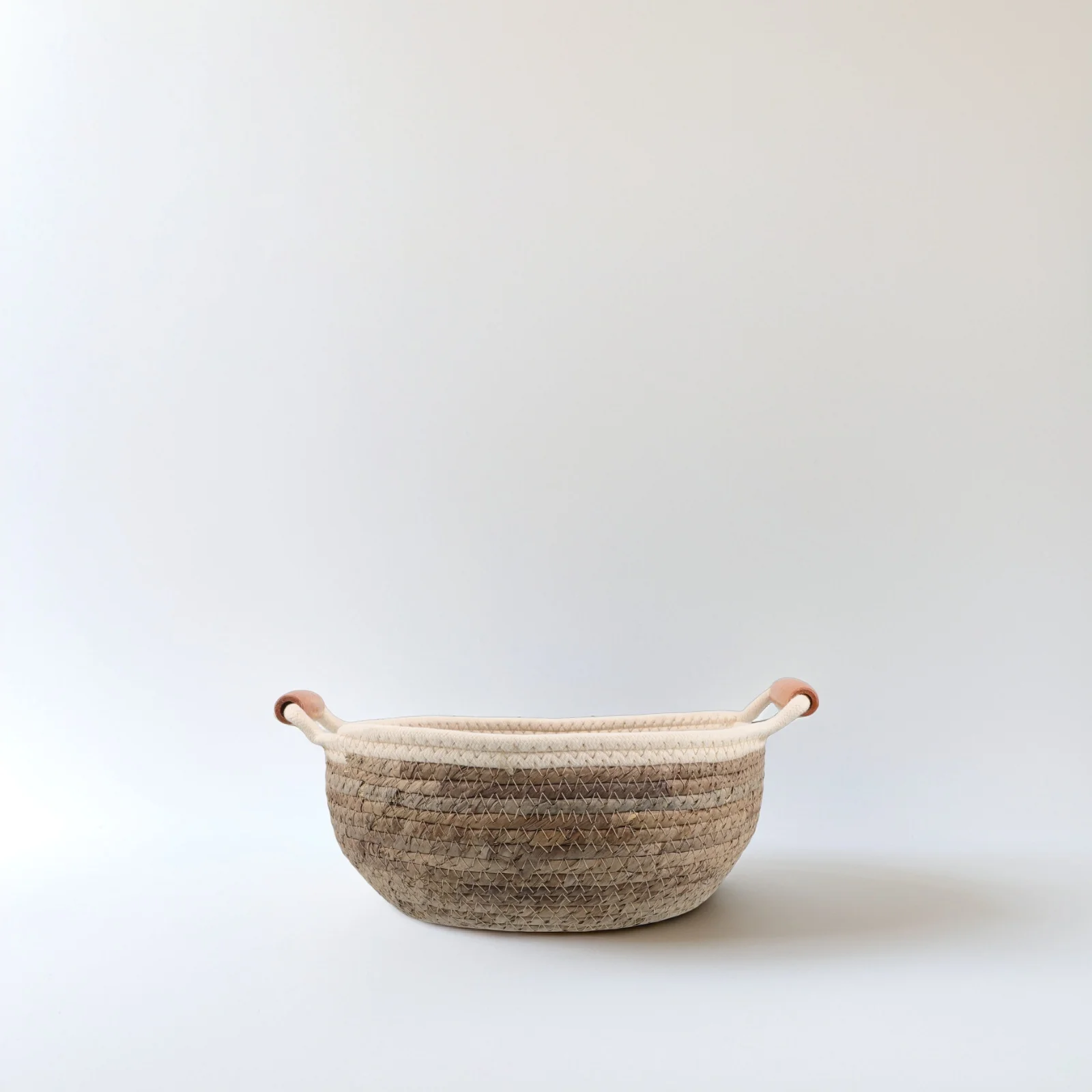 

1pcs Desktop Storage Basket Round Woven Wicker Small Straw LaundryHandled Container Decorative Organizer Shelf Bathroom Natural