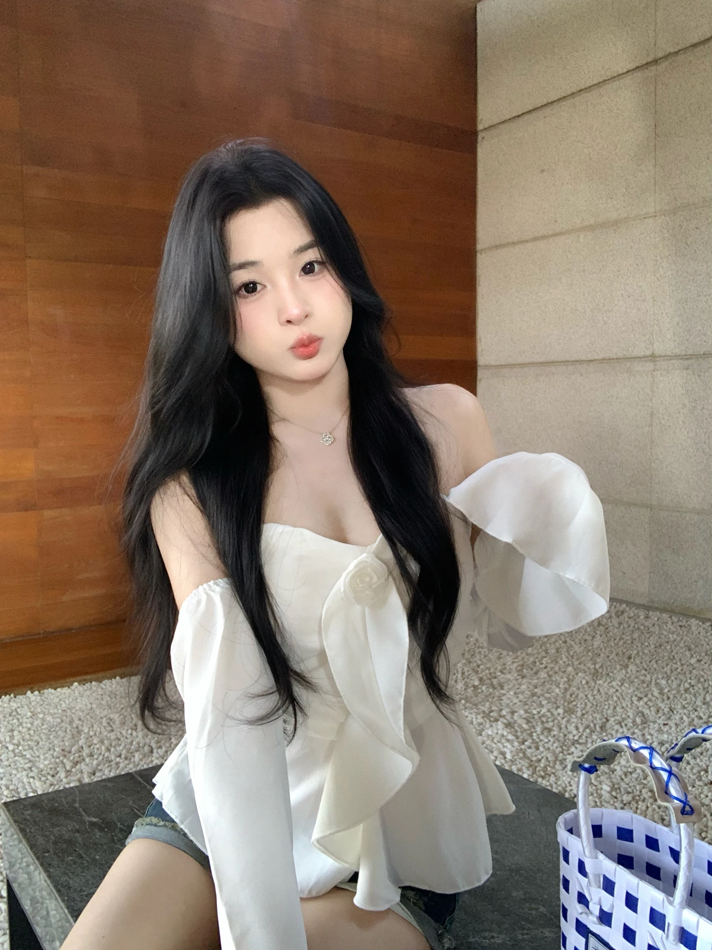 

Белая шифоновая блузка на одно плечо с длинным рукавом для женщин, весенне-летний дизайн, приталенный крой, из полиэфирного волокна, в нежном стиле