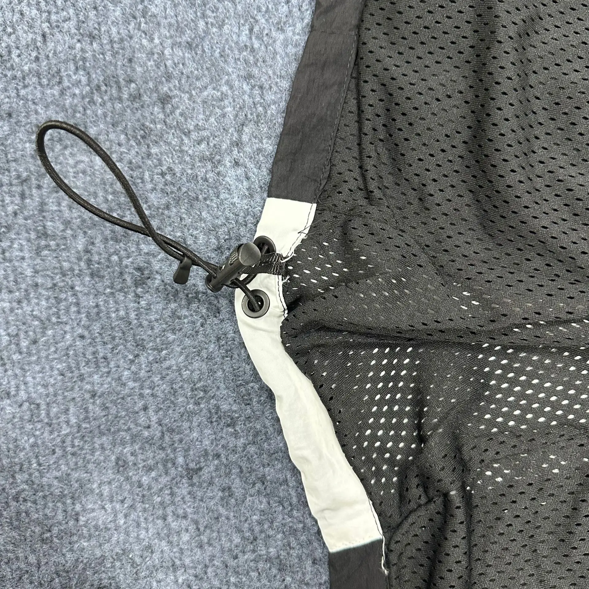 Herbstliches, dünnes Set mit farblich abgesetztem, gesticktem Abzeichen für Damen und Herren, hochwertige Windjacke im Ins-Stil. – Detail 14