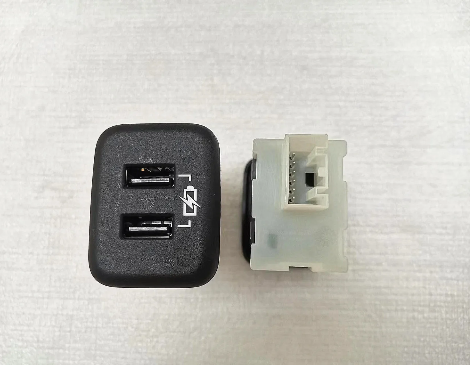 13598459 Car Center Console Aux/USB Port Connector Adaptor 13598459  for GM Regal Enclave Acadia XT5 Traverse Malibu Bolt Cruze