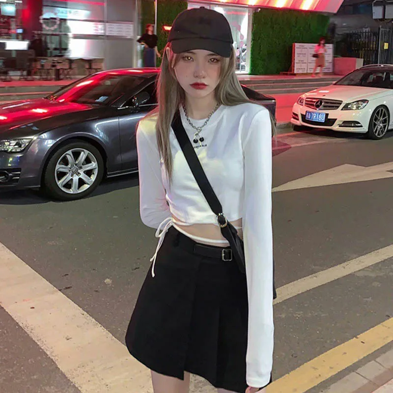 تي شيرت بناتي حار بأكمام طويلة لموسم الربيع والخريف للسيدات 2025 تصميم جديد بلوزة قصيرة عصرية مكشوفة