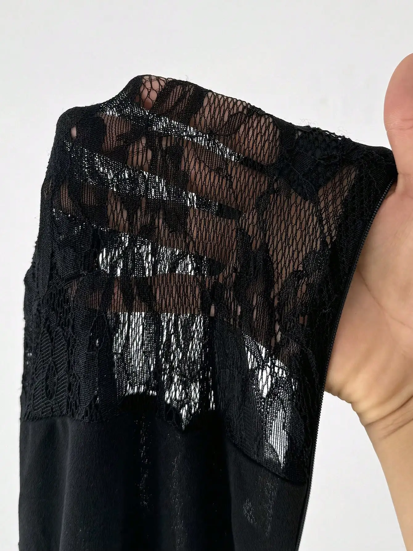 Plus size zwarte jumpsuit met kanten overlay, opstaande kraag en tailleband - sexy avondkleding