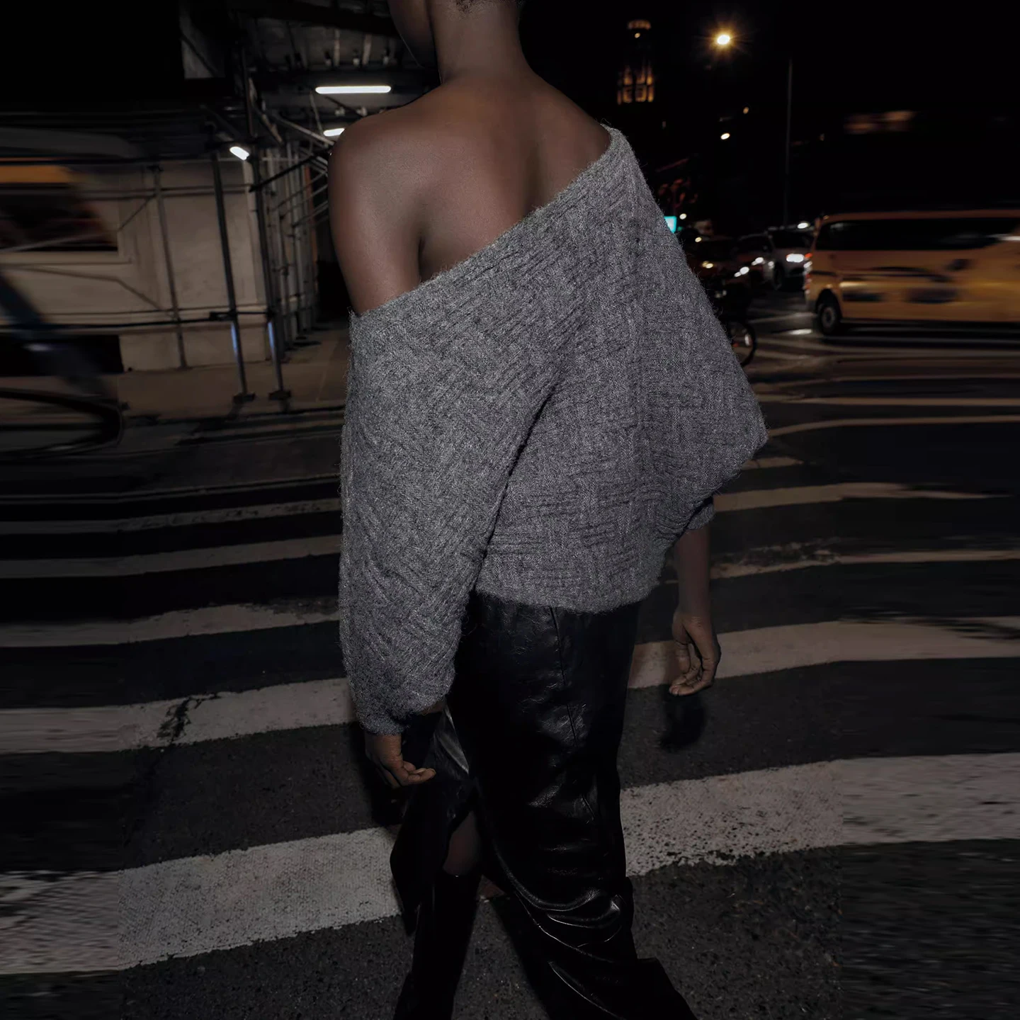 Asymetryczny sweter z dzianiny na jedno ramię, nowość zimowa, modny sweter damski o regularnym kroju, długi rękaw.