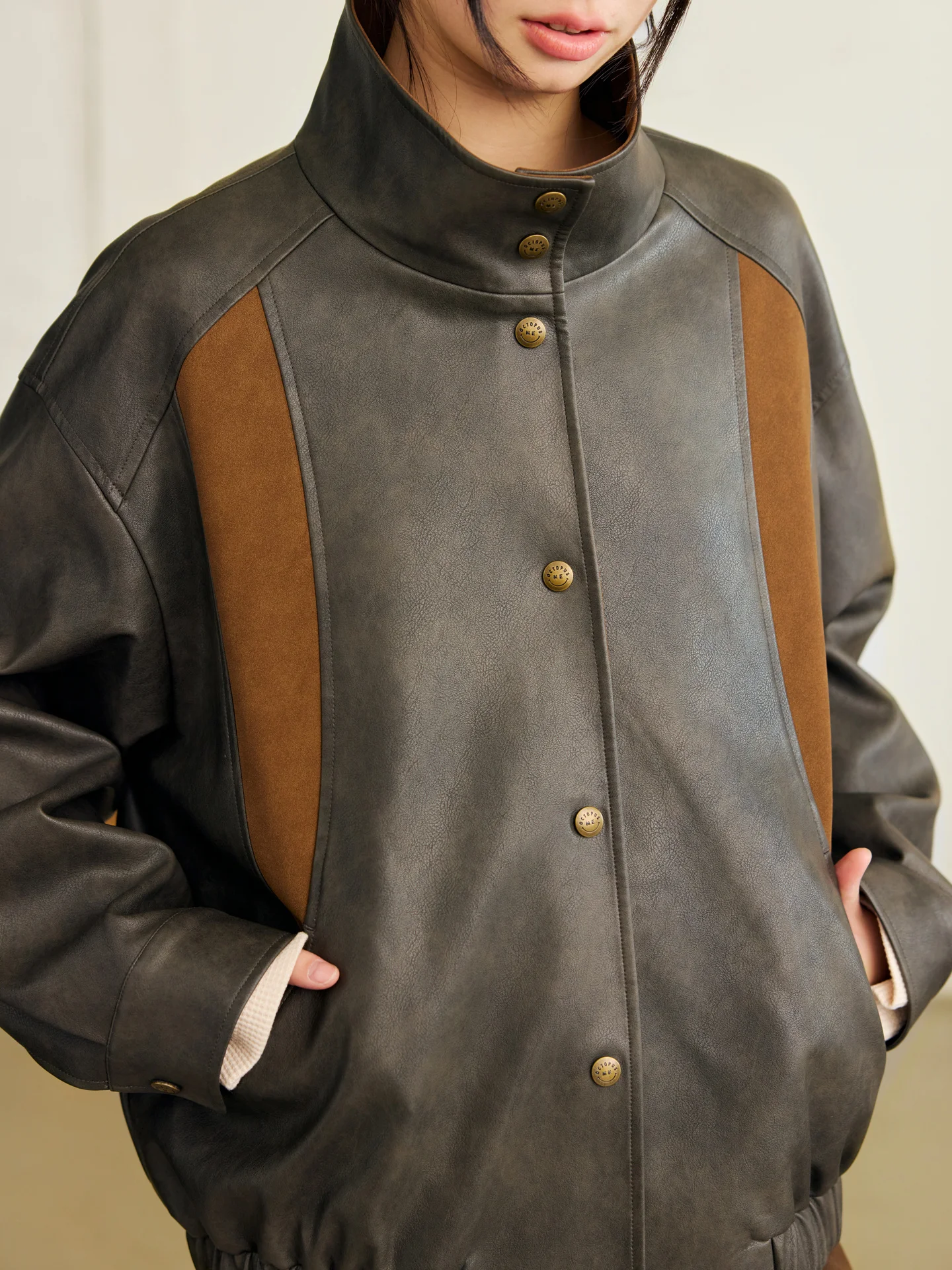 Octopusme 早春ヴィンテージデザインスエードジャケットスタンドカラールーズスプライシングレザーコートレディースファッションレトロスタイル長袖