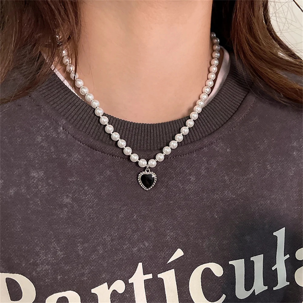 Französische Retro-Imitationsperlenkette Choker Trendige Schwarze Acryl-Liebesanhänger-Halskette Elegante Modeaccessoires Damenschmuck – Detail 4