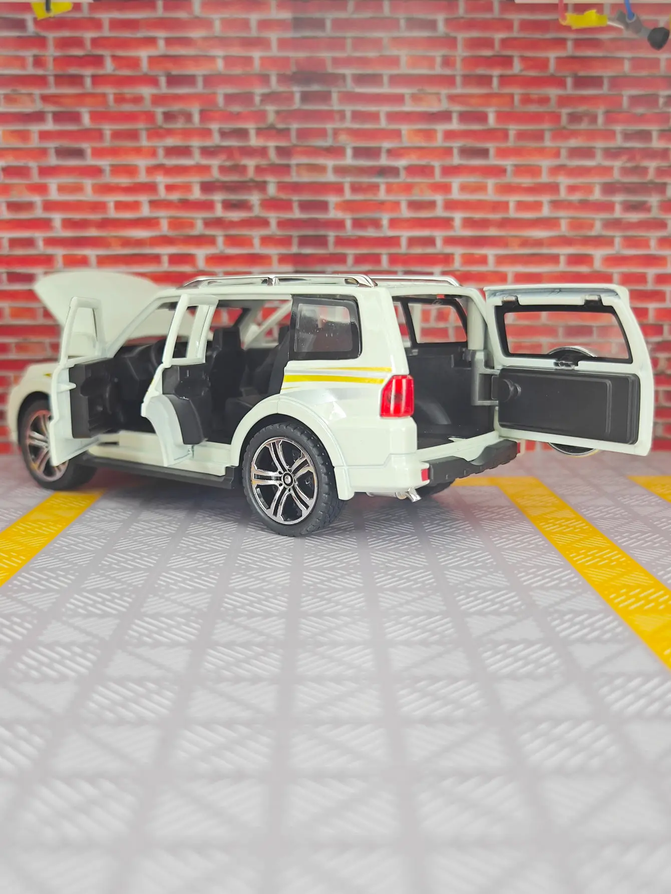 

1:32 моделирование Mitsubishi Pajero Bobcat модель автомобиля из сплава орнамент внедорожник подарочная дверь можно открыть