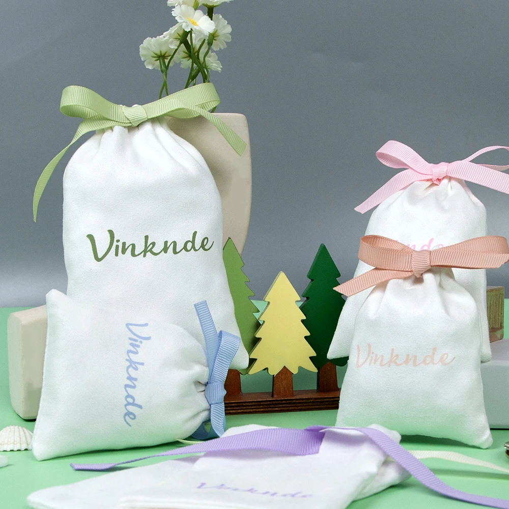 ถุงใส่เครื่องประดับสีขาว 50 ชิ้น/ล็อต ถุงผ้ากำมะหยี่แบบมีเชือกผูก สำหรับใส่ของขวัญ งานแต่งงาน ของตกแต่งคริสต์มาส  รับสกรีนโลโก้