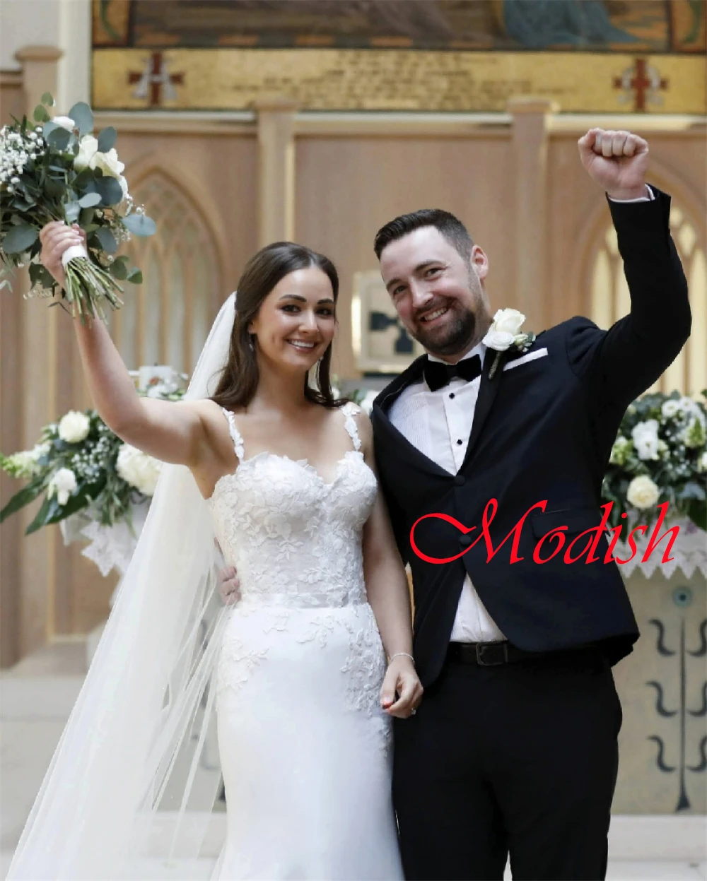 맞춤형 화이트 저지 웨딩 드레스 절묘한 Strapless 스파게티 스트랩 민소매 신부 가운 채플 트레인 백리스 드레스