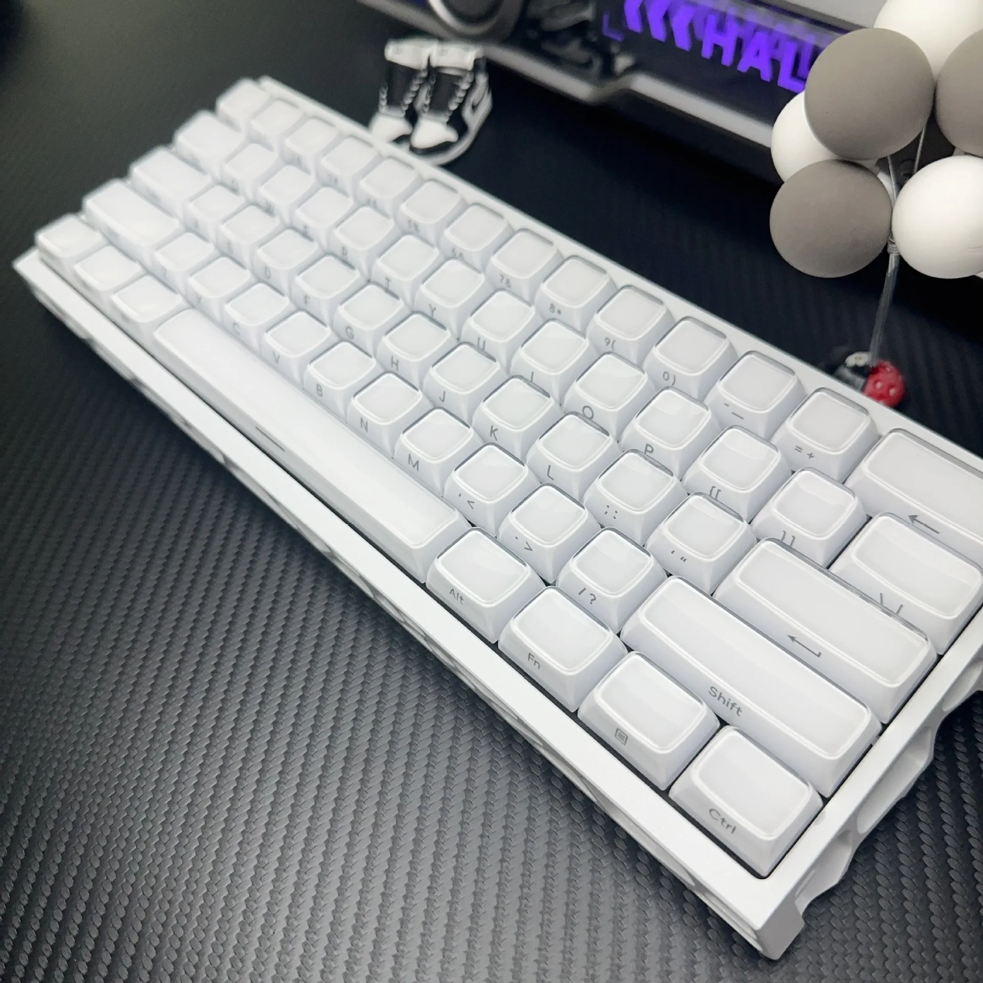

Jelly crystal keycap side engraving Silky texture Suitable for magnetic axis Mechanical keyboard Small full set White classic