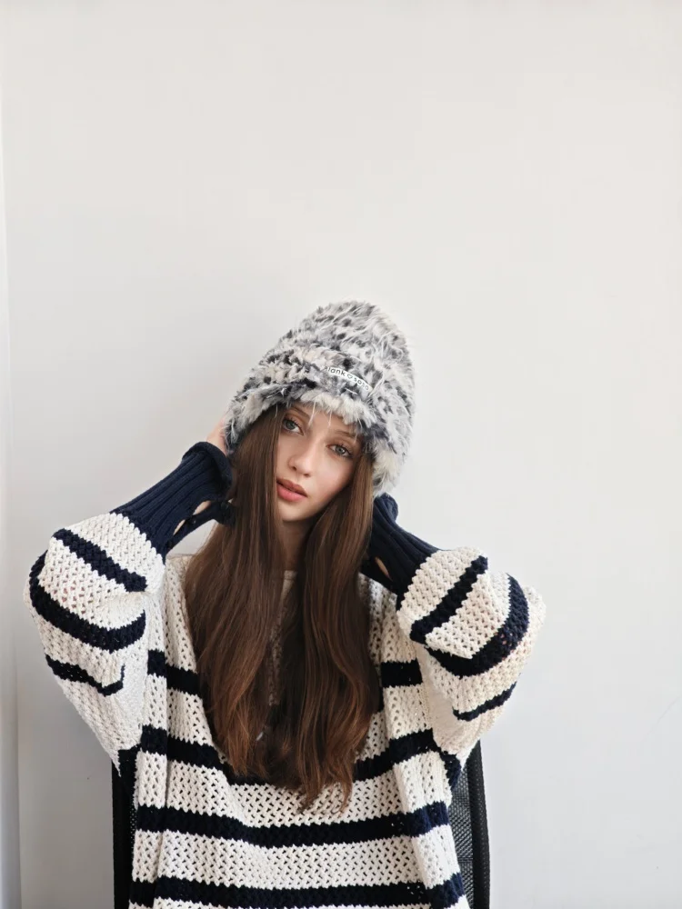 chapeu-de-malha-quente-com-aba-de-orelha-para-mulheres-gorro-elegante-de-pele-sintetica-com-remendo-de-logotipo-bone-de-inverno-aconchegante-para-estilo-ao-ar-livre