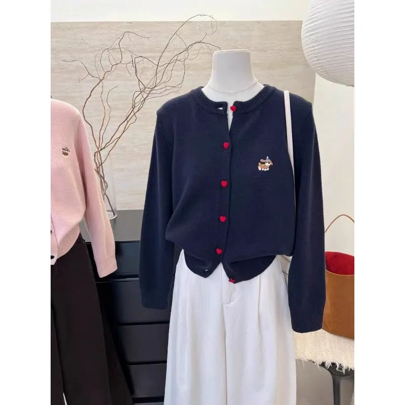 

Корейский дизайн с вышивкой в студенческом стиле, женский свободный милый вязаный свитер с круглым вырезом, топ на пуговицах