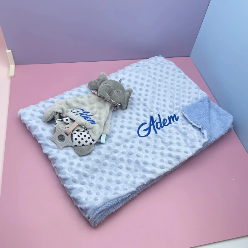 Personalisierte Neugeborenen-Babydecke mit Namen, Maßgefertigtes Dot-Minky-Kinderwagen-Pucktuch-Set, Sicherheitstuch, Babyparty-Geschenk für Jungen – Detail 16