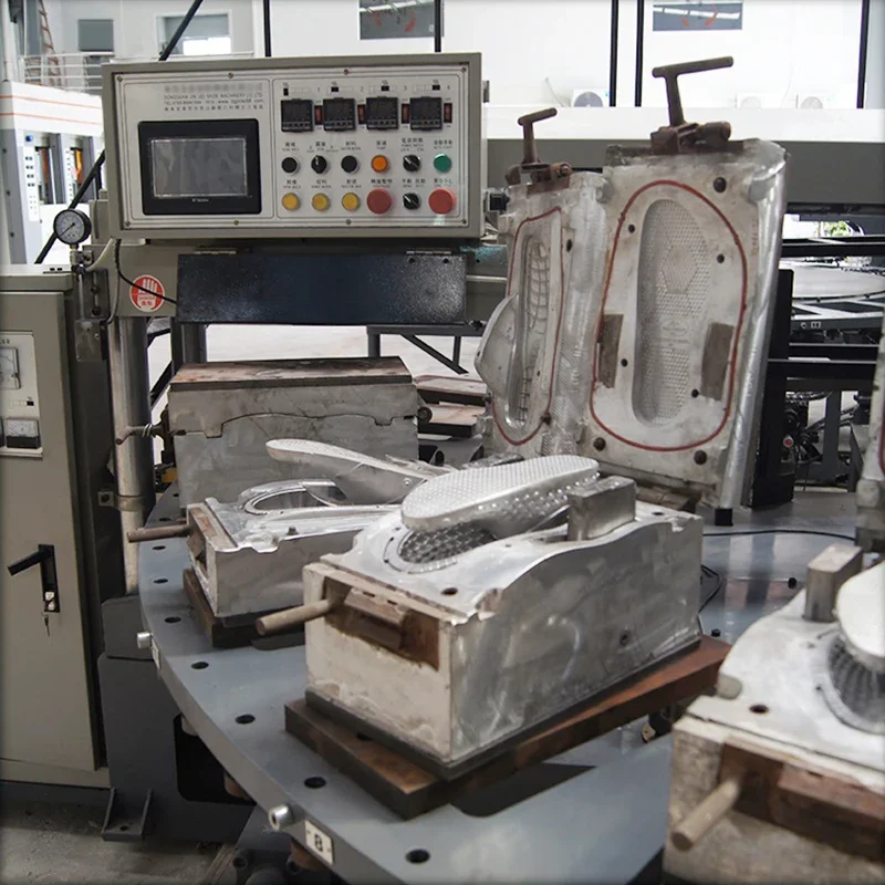 Rotating Plastic PVC Slippers/Sandals/Trigger Injection Molding Machine Blowing Slippers Machine