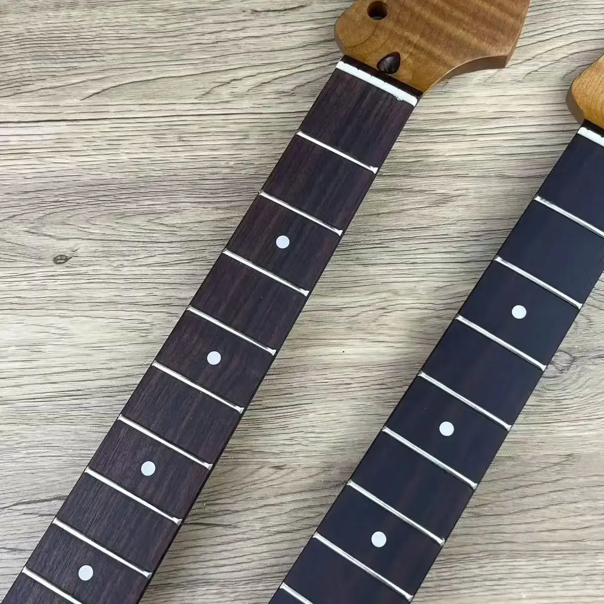 

Гриф для электрогитары ST Custom в масштабе 25,5 дюйма, жареный клен с накладкой из палисандра, 22 лада Jumbo