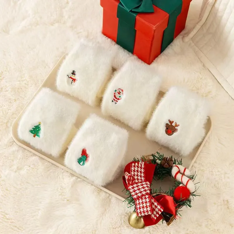 Rozmiary europejskie 36-43, 1/5 par Jesienno-zimowa kolekcja świąteczna Skarpetki do połowy łydki z polaru norek Skarpetki podłogowe Ciepłe i oddychające