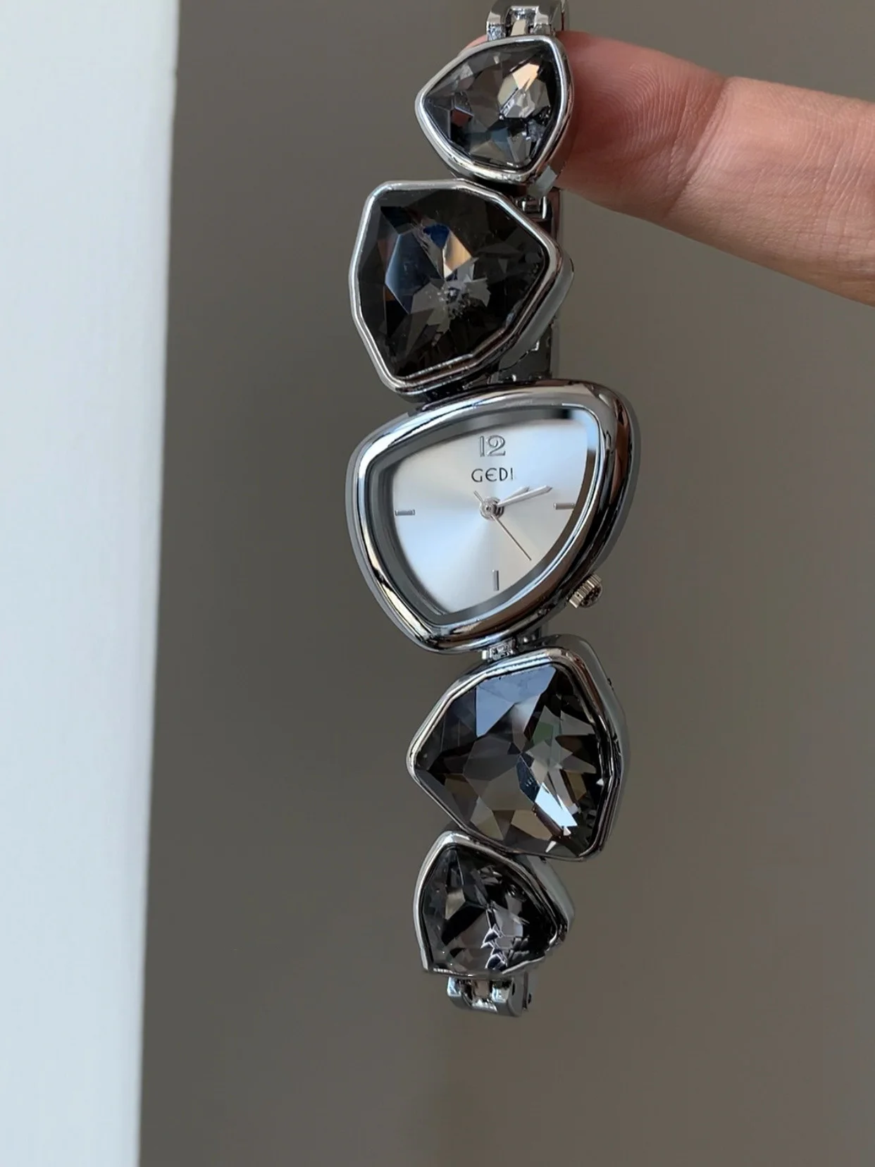 Luxuriöse Kristallbesetzte Arm – Watch Triangle Luxury Bewertung und Preis