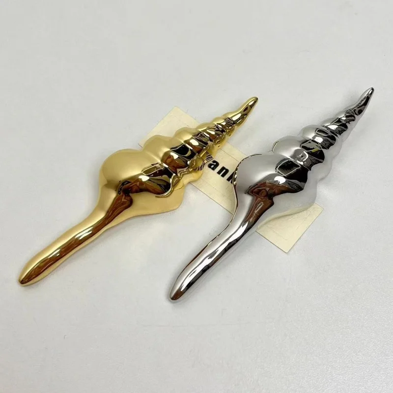 

French Vintage Shell Shaped Metal Brooch Pin for Women 3D Spiral Texture Unique Fashion Jewelry for Daily Commuting Accessory