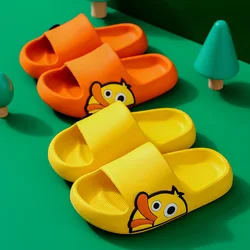 Zapatillas de baño para niños y niñas, zapatos de casa con patrón de fresa de dibujos animados, antideslizantes de PVC, talla 35