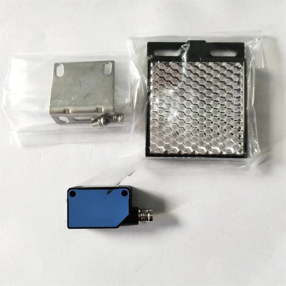 

Новый оригинальный фотоэлектрический переключатель SICK WL100-2P4429 Заменить WL100-P4420