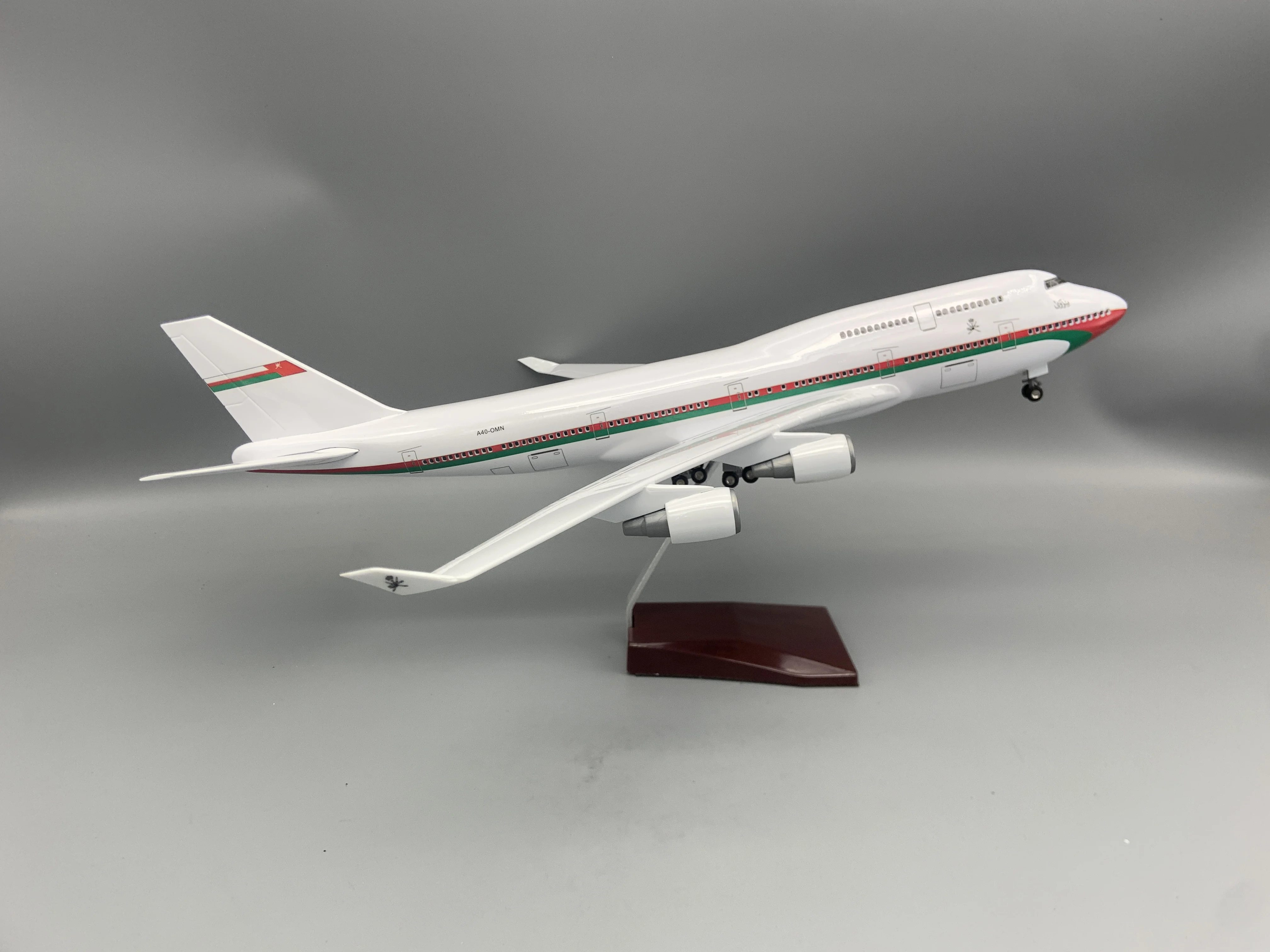 

47CM Airplane Model 1/150 Scale B747 Model Aircraft B747 Presidential Aircraft of Oman Air Airways W Light and Wheel Diecast