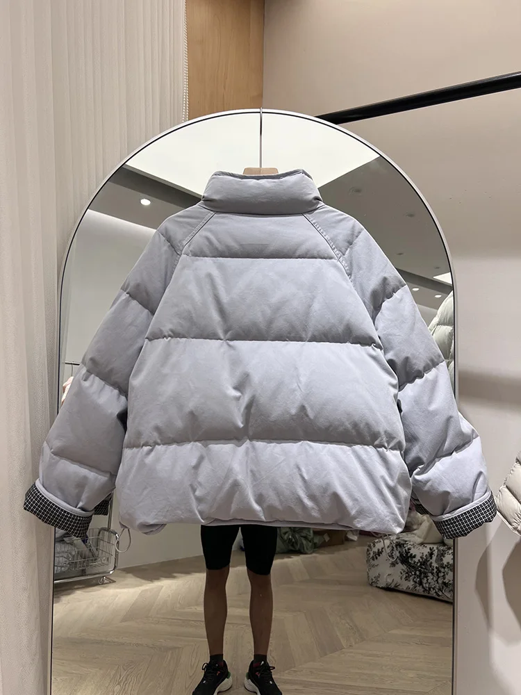 سترة بياقة واقفة للنساء 2025 النسخة الكورية الجديدة نمط قصير متقلب الربط الخبز الأبيض بطة أسفل سترة