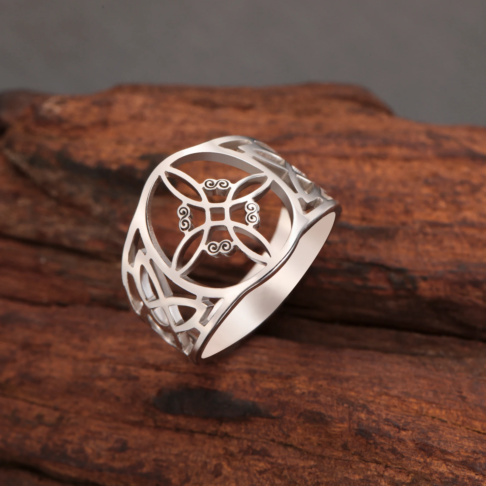 Kkjoy Hexenknoten Keltisches Symbol Ring Edelstahlring Hohl Glücksbringer Schmuck Amulett Ring Geschenk für Frauen Paare Mädchen – Detail 4