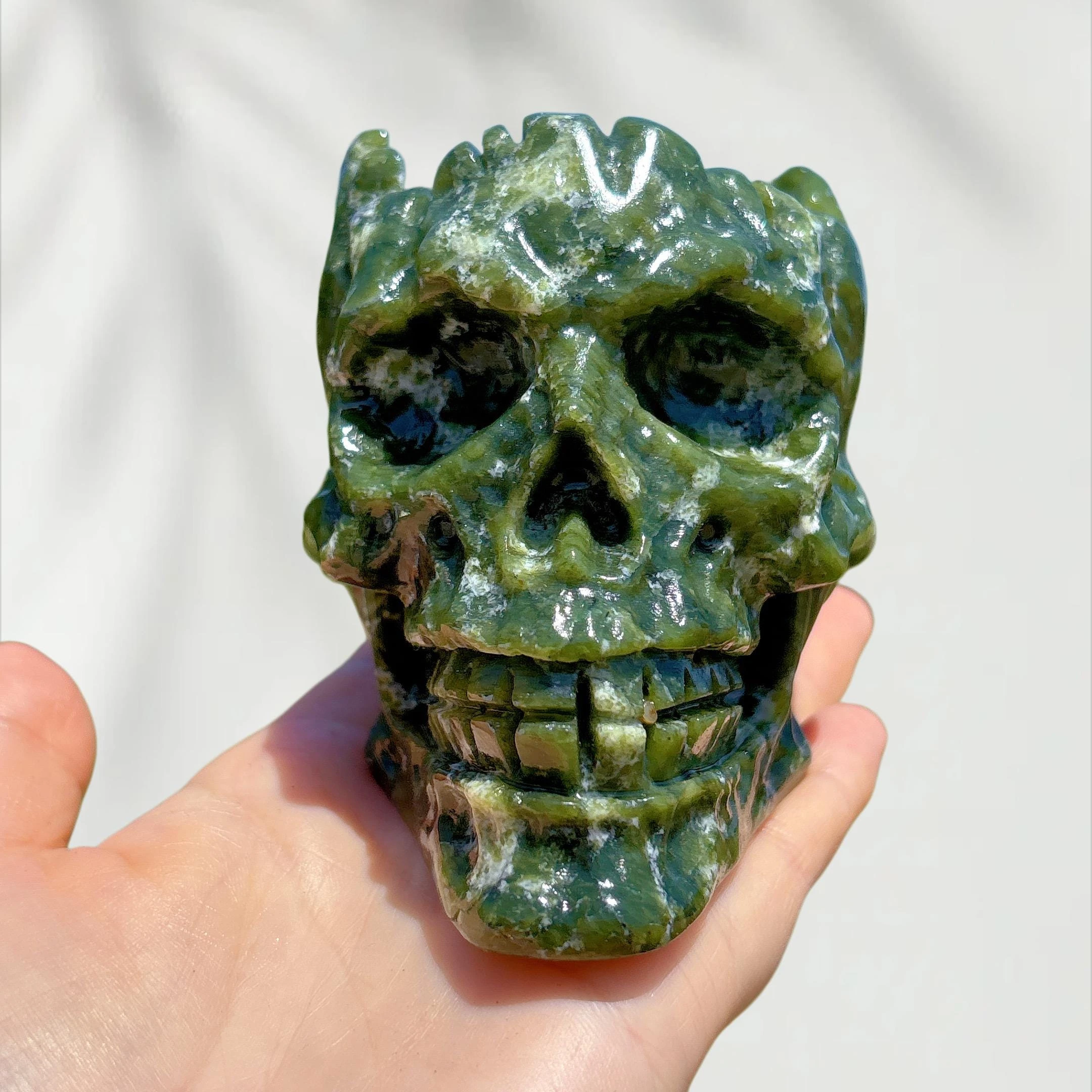 Natural Xiuyan Jade Skull Carving Green Serpentine Jade Crystal Skull Figurine Polished Reiki Healing Chakra Home Decor Gift