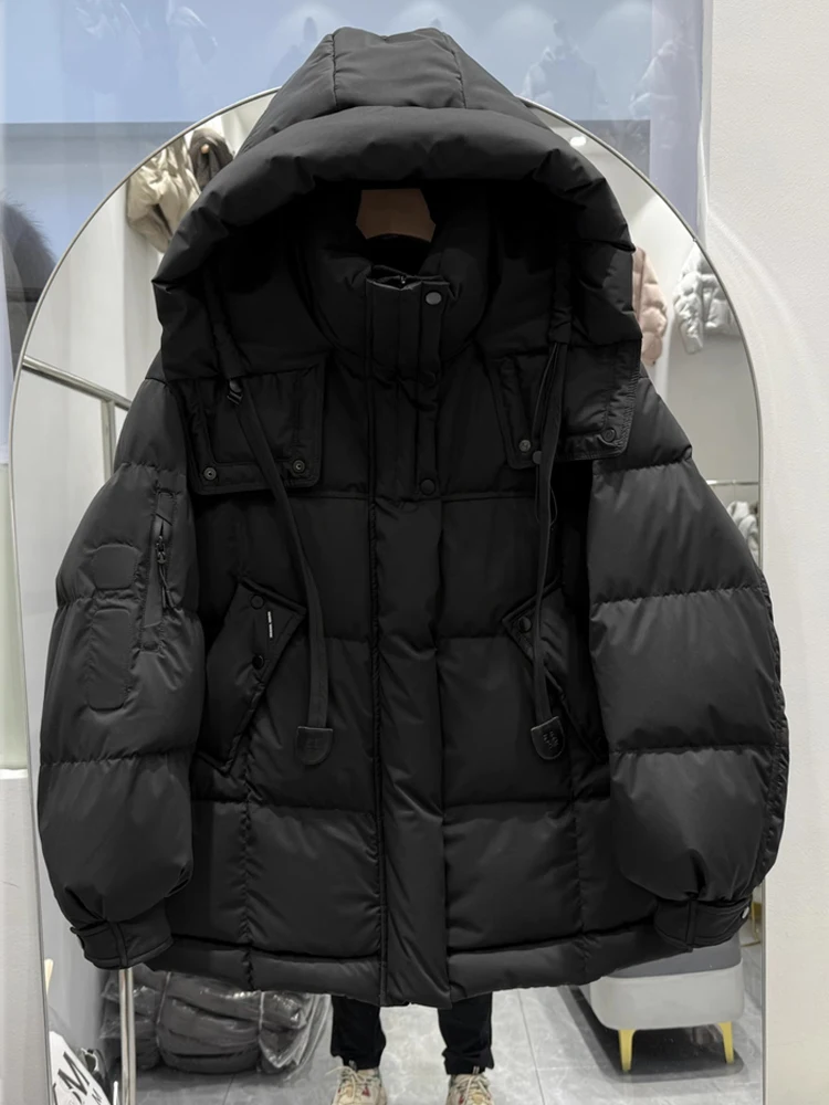 เสื้อแจ็คเก็ตขนเป็ดสีขาวสำหรับผู้หญิง รุ่นใหม่ประจำฤดูหนาวปี 2025 ความยาวปานกลางถึงยาว  แบบอเนกประสงค์ หนา หลวม ทันสมัย และให้ความอบอุ่น