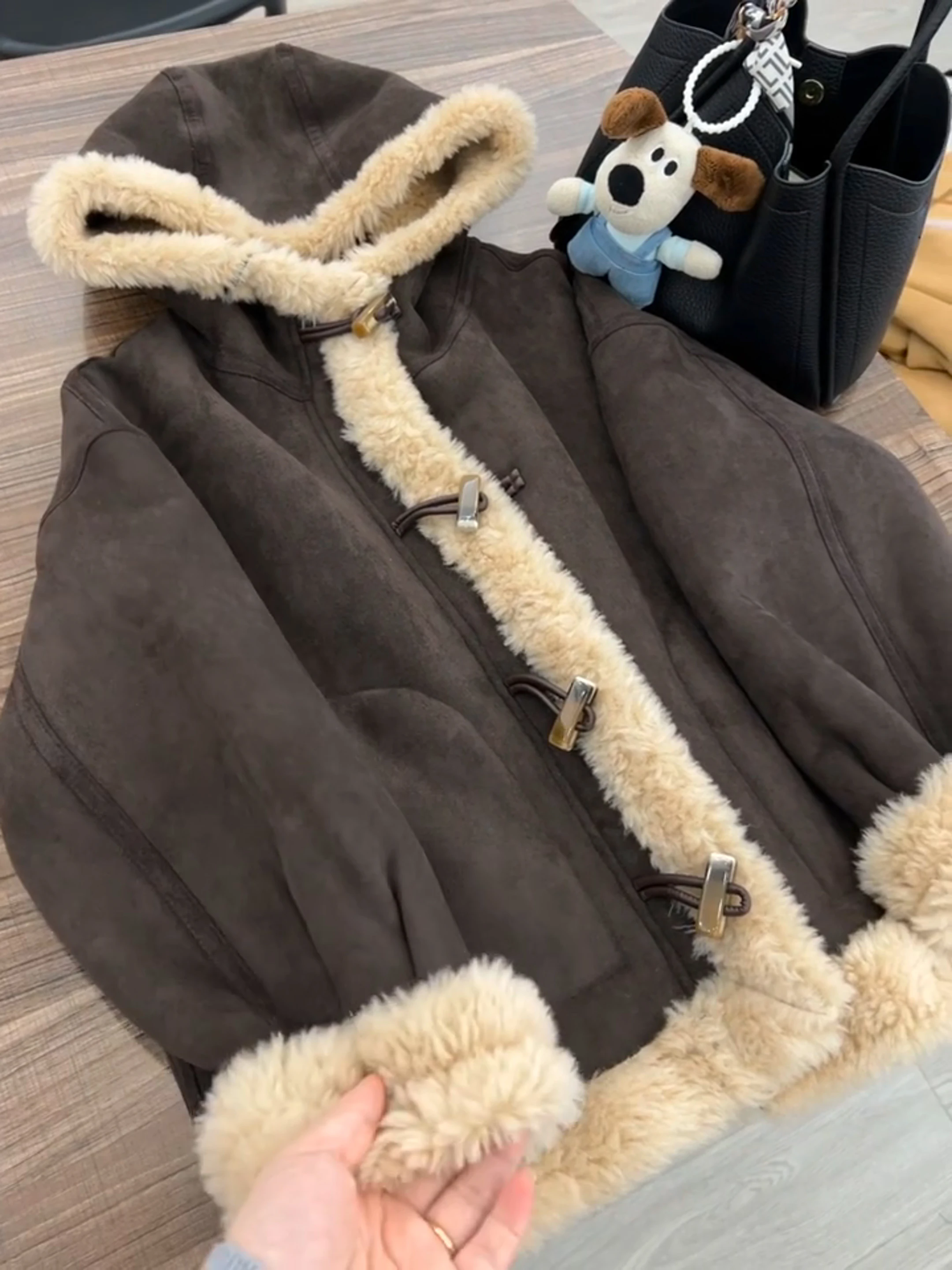 سترة نسائية من جلد الغزال البني معطف شيرلينغ سترة كلاسيكية بغطاء للرأس موستانج 2000s ملابس خارجية عتيقة لخريف وشتاء 2025