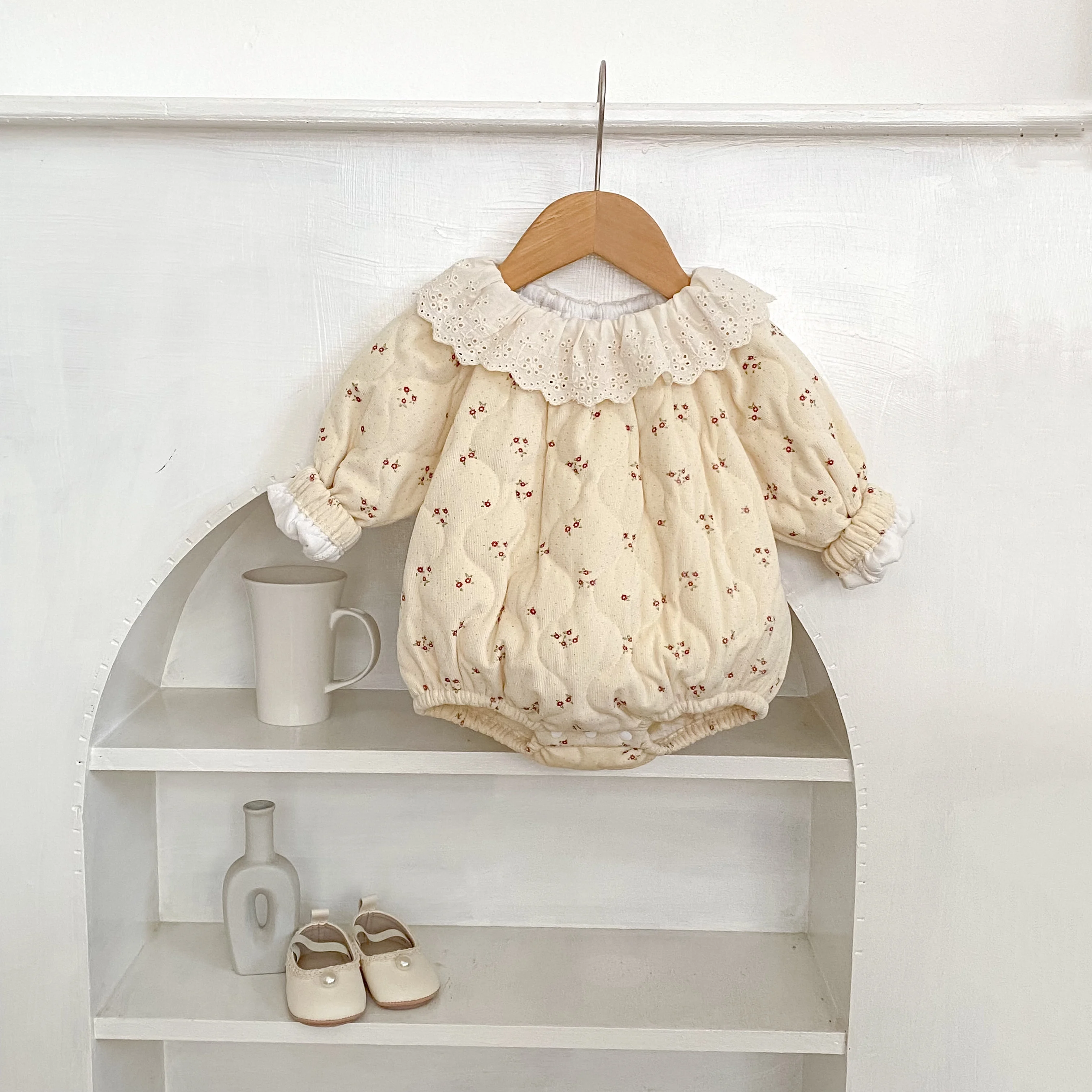 

New autumn and winter baby clothing for 0-3 years old, fashionable baby lace collar clip cotton thick long sleeved jumpsuit