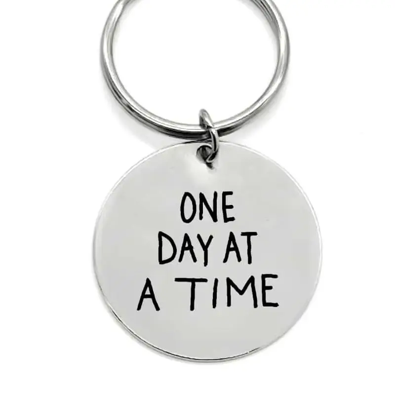 Porte-clés « Un jour à la fois » - Cadeau motivant - Bijou de pleine conscience - Rappel quotidien inspirant - Porte-clés gravé pour la remise de diplôme