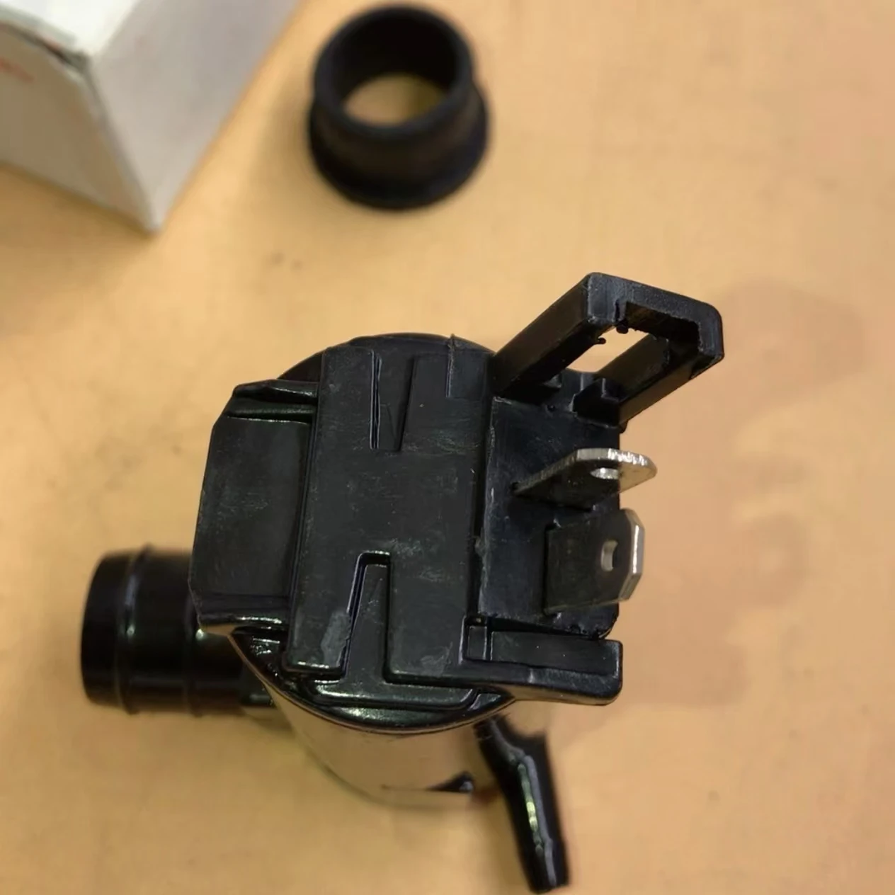 MB358361 เครื่องซักผ้ากระจกหน้ารถสําหรับ Mitsubishi 3000GT Cordia Diamante Eclipse Galantancer Mighty Mirage Montreo Preci