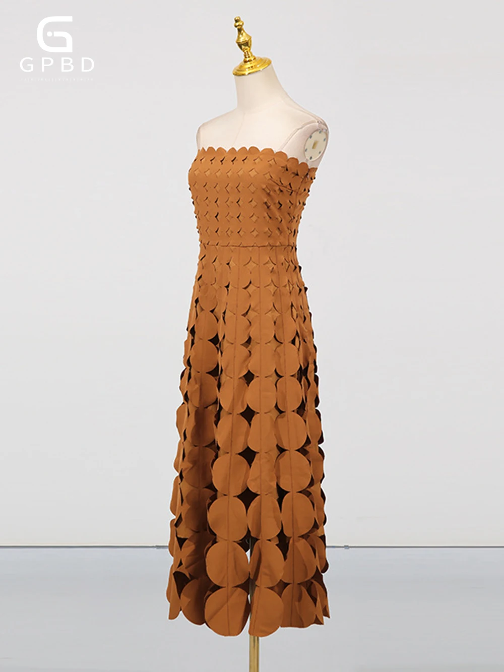 فستان دائري مقصوص للنساء بدون حمالات عالي الخصر مرقع بحاشية شرابة فساتين ماكسي صلبة للسيدات ملابس صيف 2025