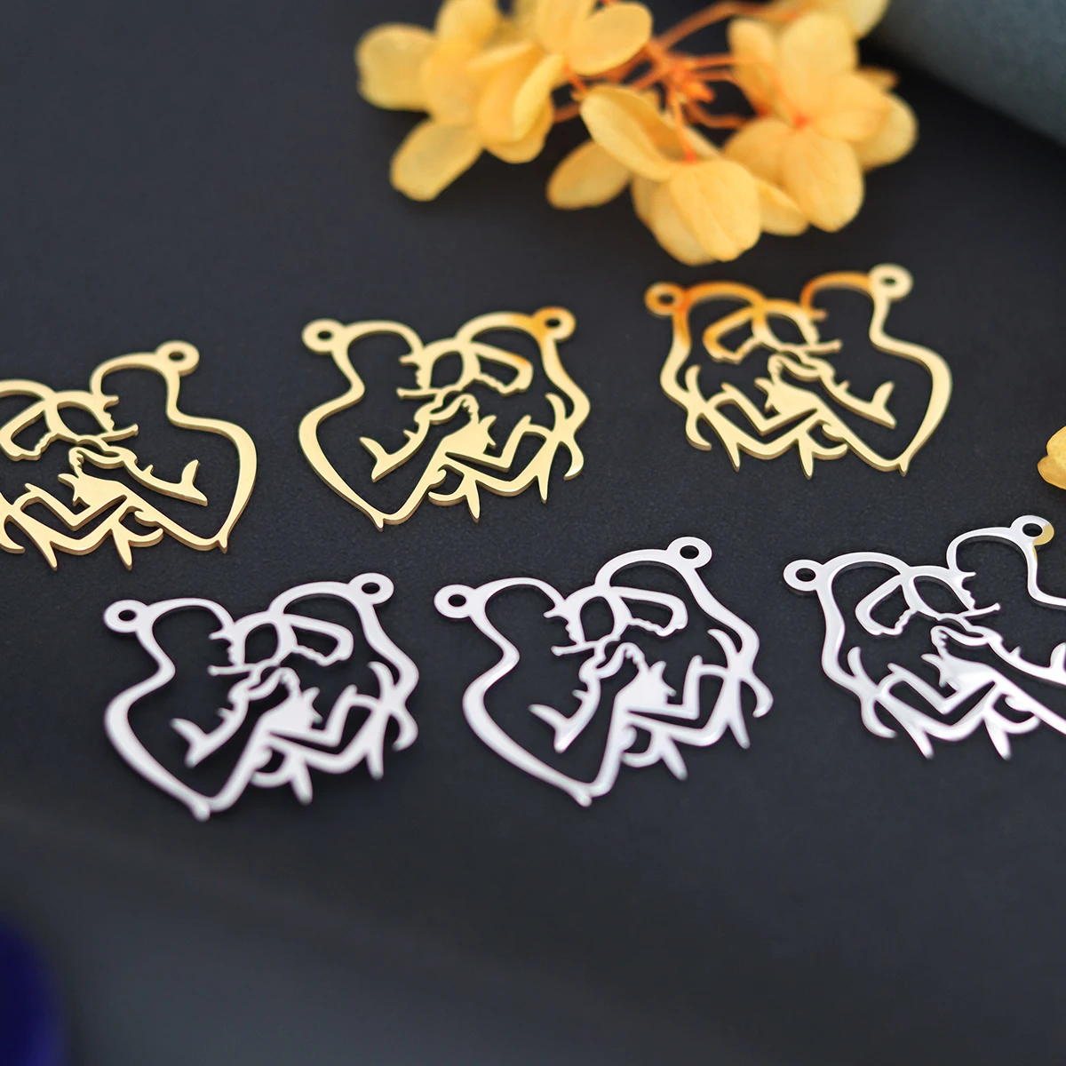 3pcs Mom Dad And Baby Hugging Family Pendant Charm For Necklace Earring Bracelet Making DIY Jewelry Accessory Finding