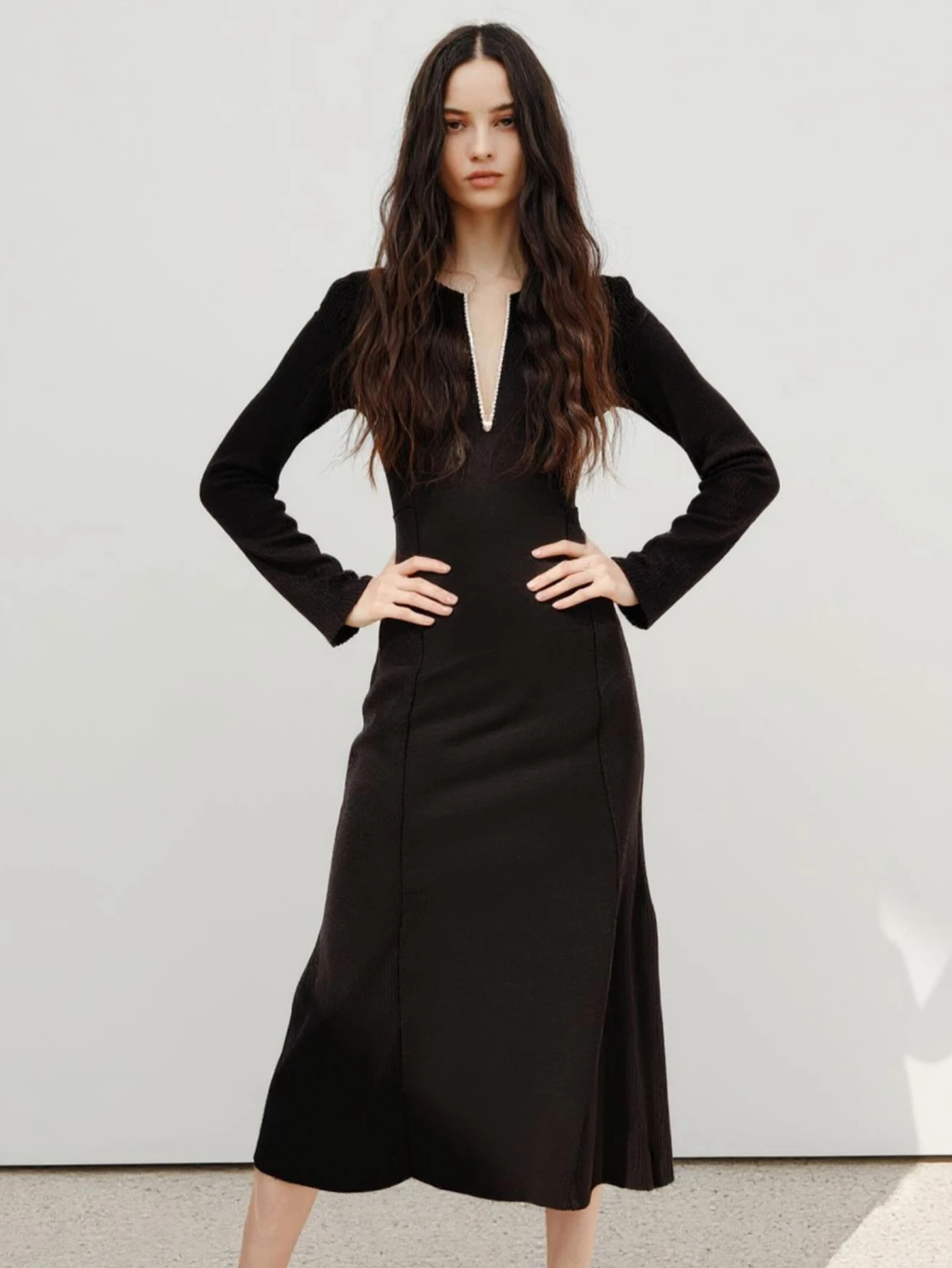 Sukienka damska z długim rękawem, prosta, modna, jednolita, codzienna, z rozcięciem przy szyi, długość do kolan, jesień, dopasowany krój.