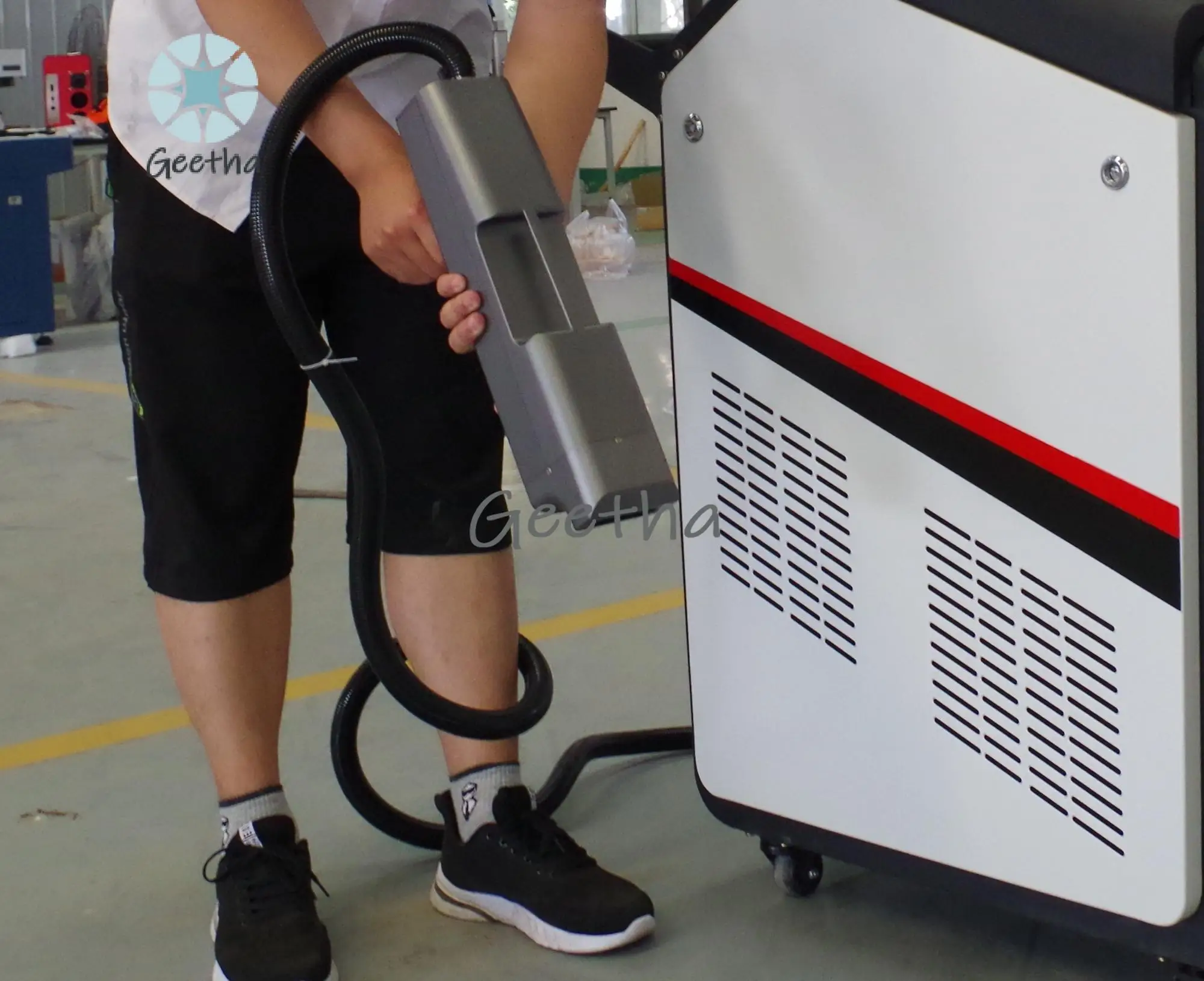 New Pulsed Laser Cleaner 100W/200W Industrial Laser Cleaner Portable Handheld Laser Rust Remover