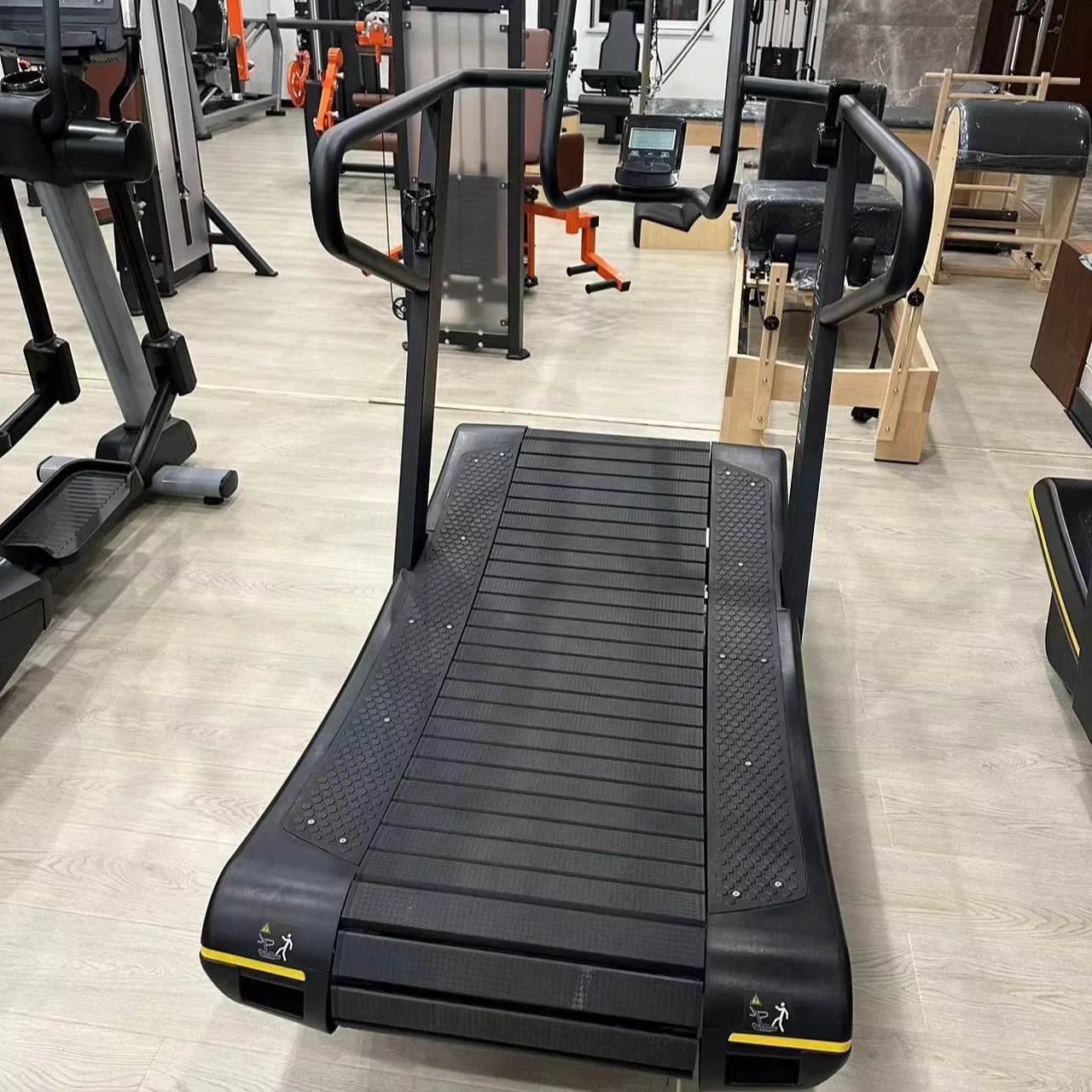 جهاز سير منحني لصالة الألعاب الرياضية التجارية غير الكهربائية لعام 2025 - آلة تشغيل يدوية ميكانيكية ذاتية التوليد لمراكز اللياقة البدنية