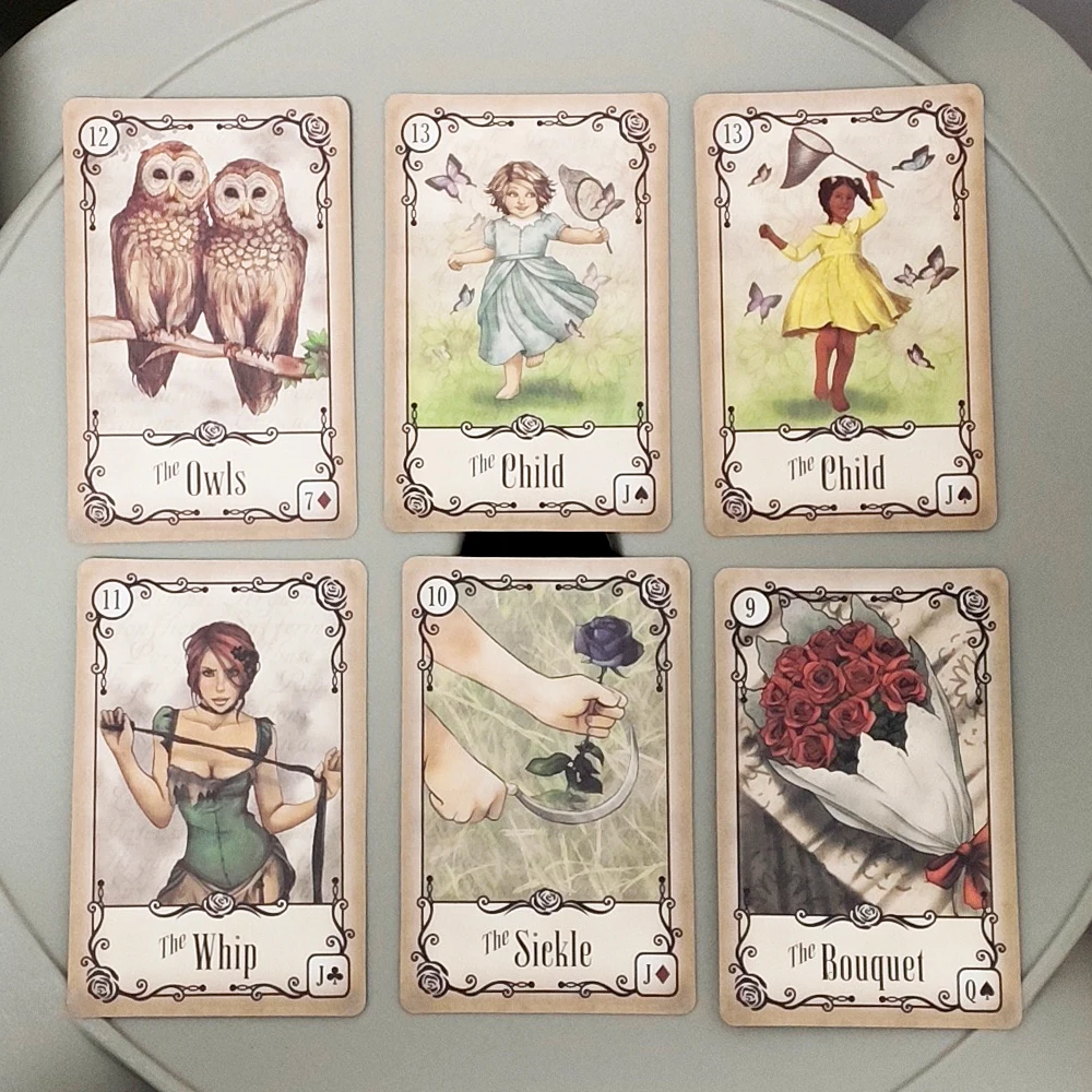 

Колода Ленорман под розами, 9*6 см. Очаровательная 40-карточная колода Petit Lenormand, представленная с нежными разными тонированными иллюстрациями.