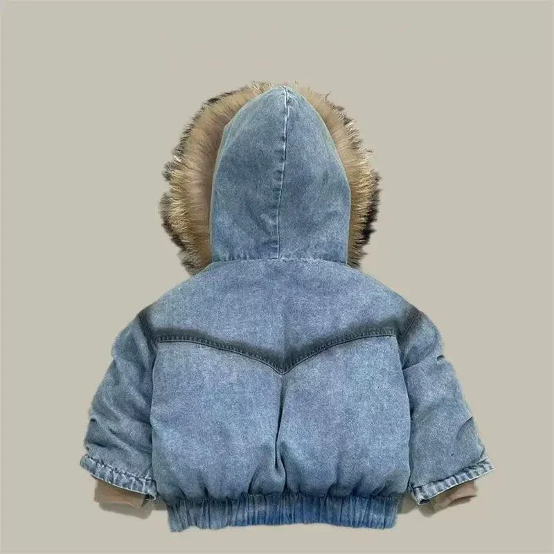 Jungen-Jeansjacken mit Kapuze und Fleece-Futter, lässige, mit Baumwolle gefütterte Kinderjacken mit Pelzkragen, warme, dicke Winterjacken für Kinder. – Detail 7