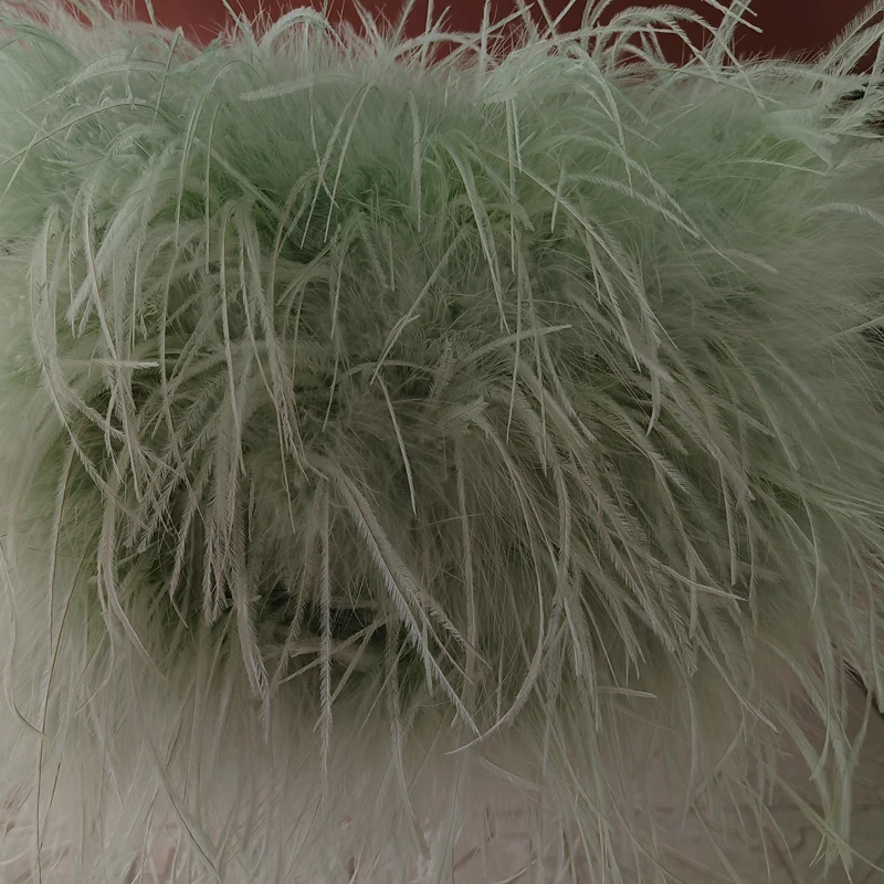 Neuestes Design eines Kleides aus 100% natürlichen Straußenfedern, mehrfach geschwungenes Design, durchsichtiges rückenfreies Kleid, sexy Damenkleid. – Detail 15