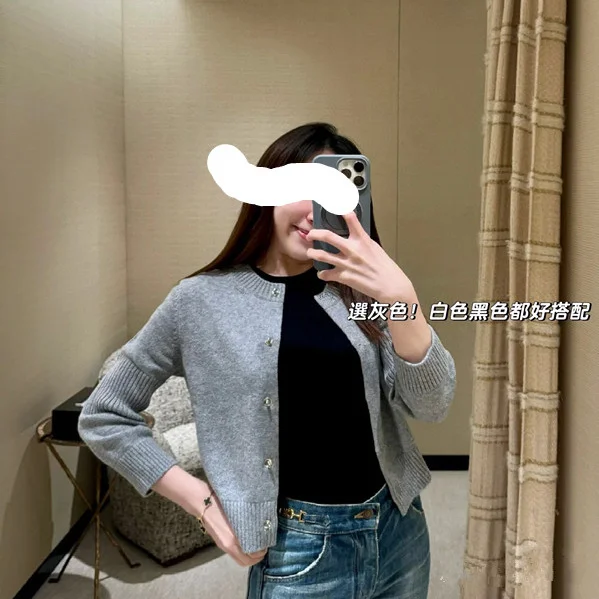 

Женский однотонный вязаный кардиган осень/зима 2025 — минималистичный свитер с круглым вырезом и металлическими пуговицами в стиле рюкзака