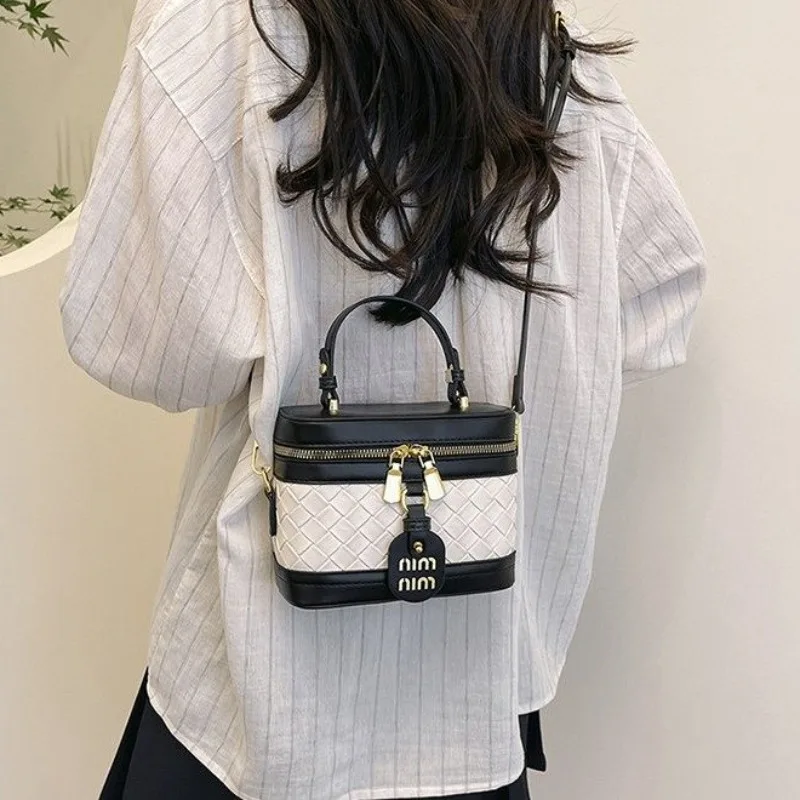 

Элегантная кожаная сумка для подгузников для женщин, роскошная сумка через плечо, минималистичная дизайнерская сумка-тоут в винтажном стиле, идеально подходит для ежедневных поездок.