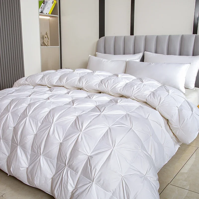 The quilted quilt core, filled with white goose down, provides a heavy warm effect and anti-allergic, suitable for winter
